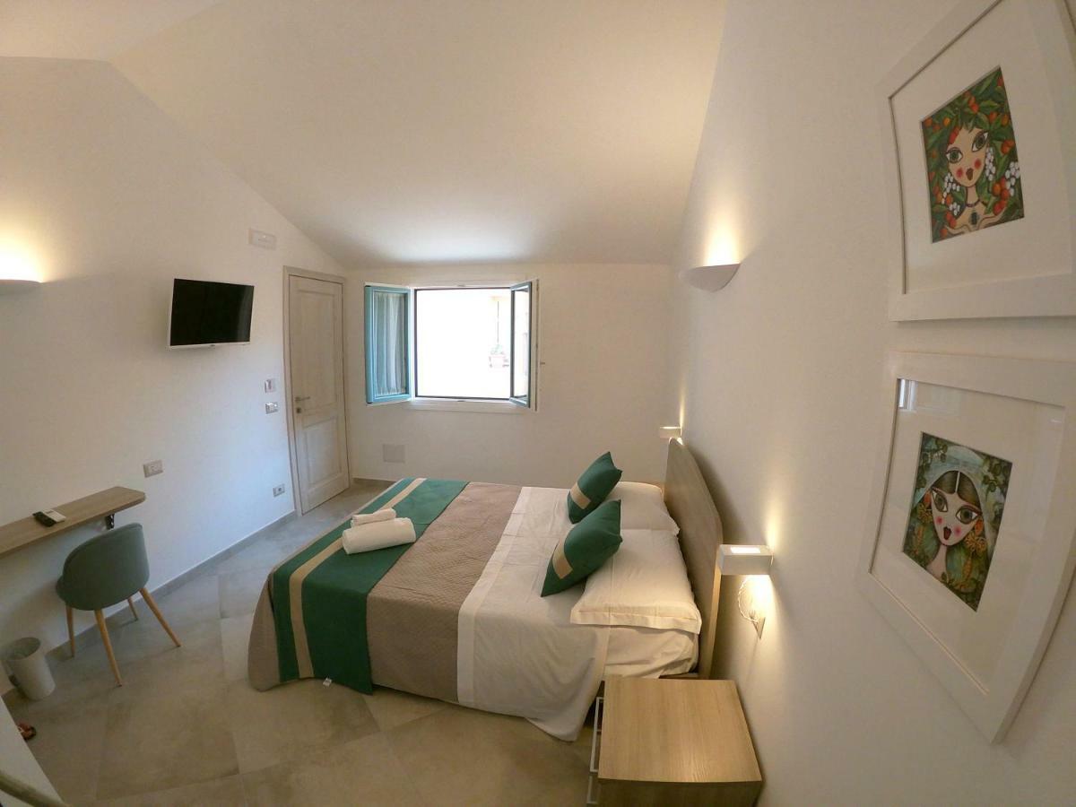 Domo'E Sorres Hotel Олбия Екстериор снимка